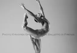 Daniele Salvitto nello scatto del fotografo della scuola di balletto di Firenze